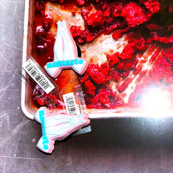 🧘🏼‍♀️ 🙏🏼 • 🐊• CROCS • 🐊🙏🏻🧘🏼‍♀️ NAMASTE 🙏🏻 - Picture 2 of 3